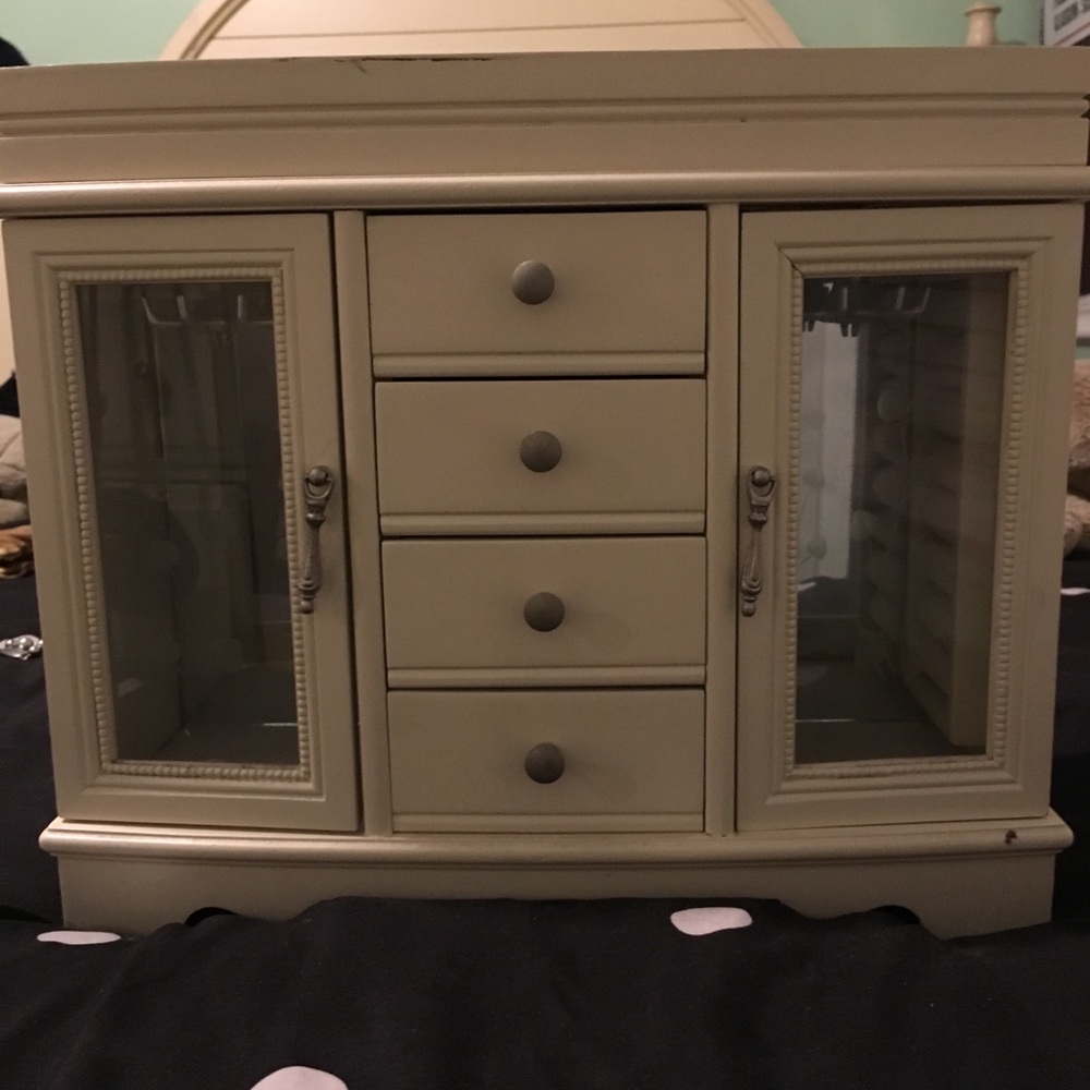 White vintage-style jewelry box